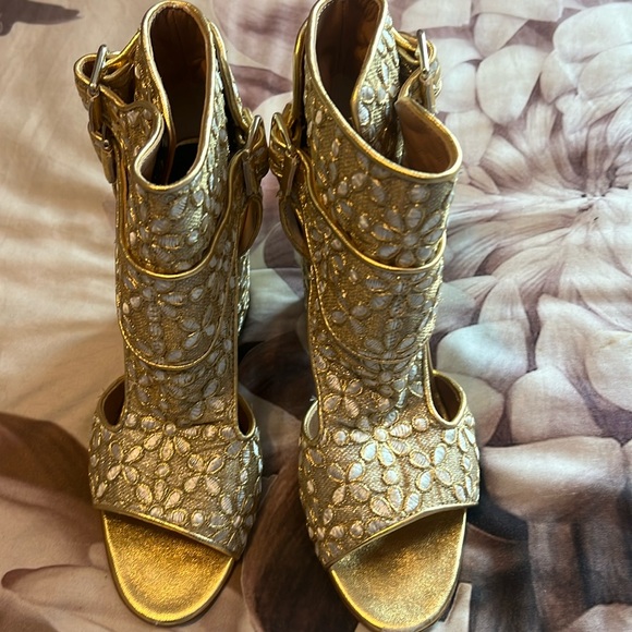Gorgeous gold and white ankle boots. Excellent condition. 4 inch heel - Picture 1 of 7